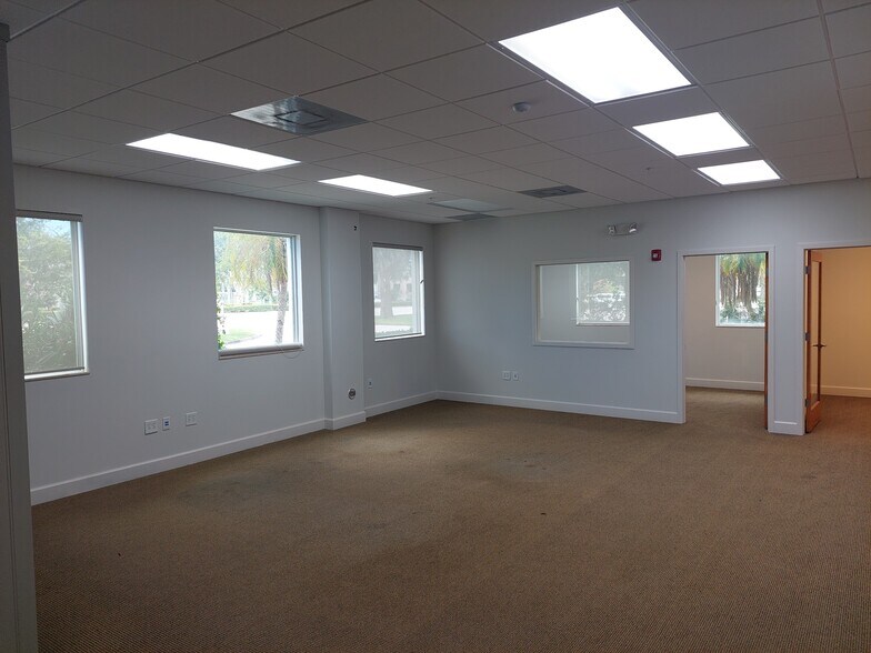 240 NW Peacock Blvd, Port Saint Lucie, FL à louer - Photo de l’immeuble – Image 3 sur 12