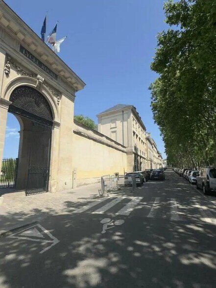 Local d'activités dans Versailles à vendre - Photo de l’immeuble – Image 2 sur 10