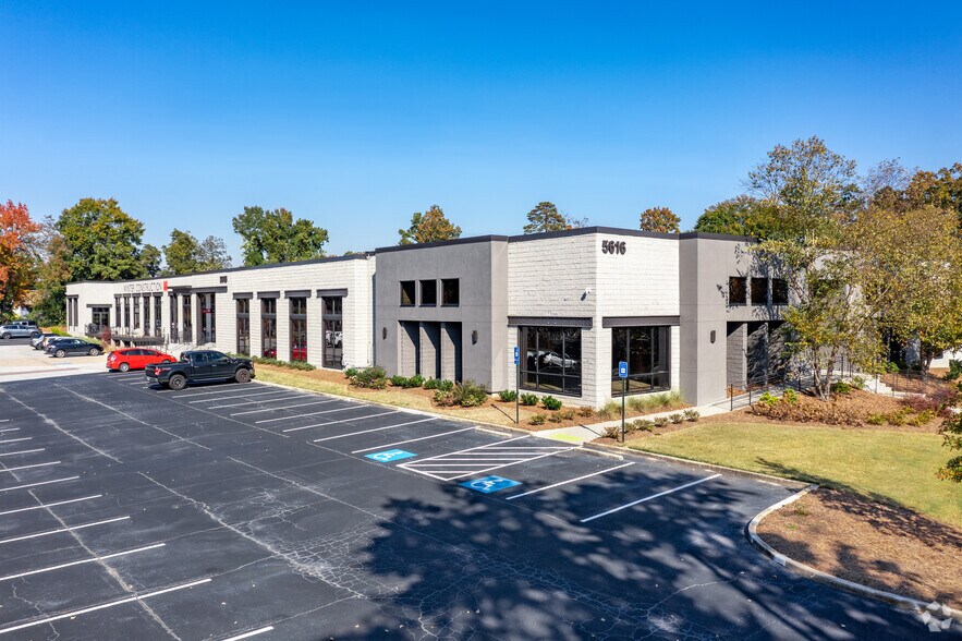 5616 Peachtree Rd, Atlanta, GA à louer - Photo de l’immeuble – Image 2 sur 21