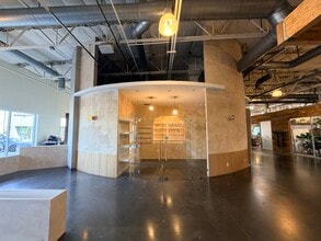 3303-3323 Hyland Ave, Costa Mesa, CA à louer Hall d’entrée– Image 1 sur 14