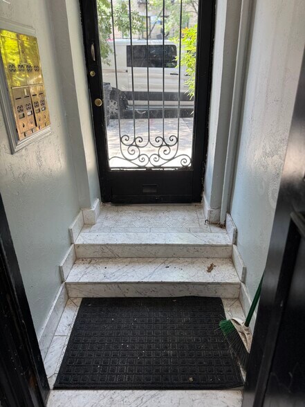 239 E 116th St, New York, NY à vendre - Hall d’entrée – Image 3 sur 12