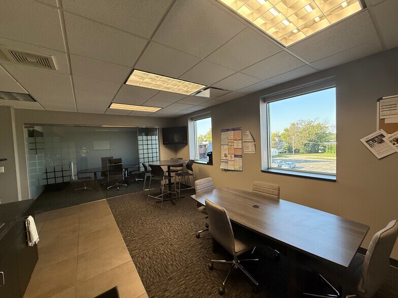 2720 1st Ave NE, Cedar Rapids, IA à louer - Photo de l’immeuble – Image 3 sur 12