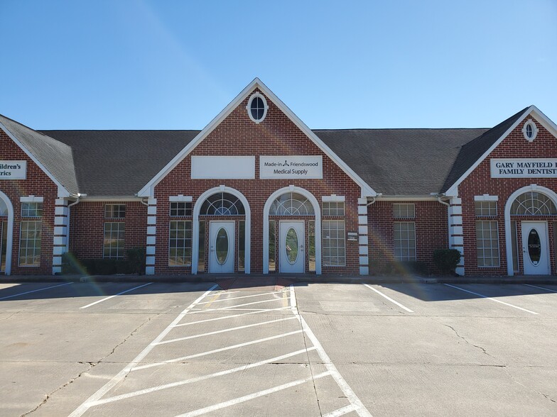 405 E Parkwood Ave, Friendswood, TX à louer - Photo de l’immeuble – Image 2 sur 10