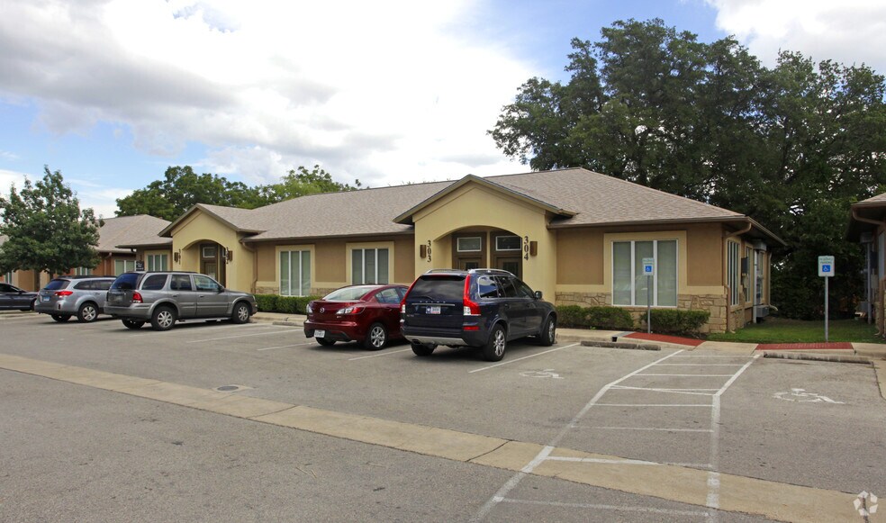 13284 Pond Springs Rd, Austin, TX à vendre - Photo principale – Image 1 sur 2