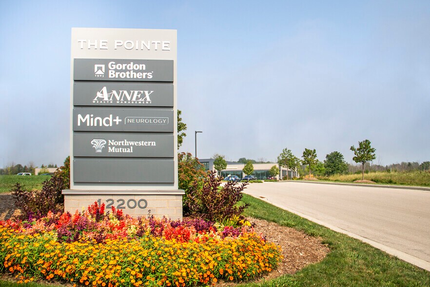 12200 N Corporate Pky, Mequon, WI à louer - Photo de l’immeuble – Image 3 sur 11