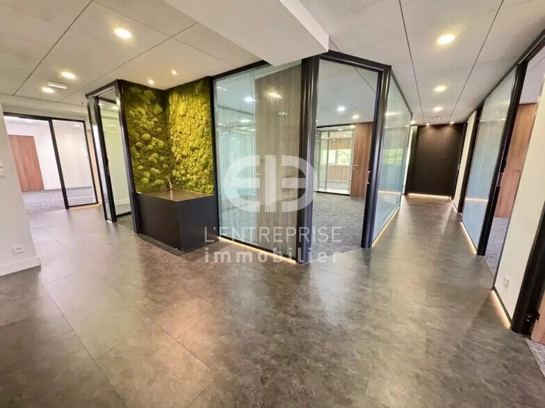 Bureau dans Villeneuve-Loubet à louer - Photo de l’immeuble – Image 1 sur 9