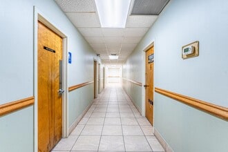 7480 Fairway Dr, Miami Lakes, FL à louer Photo de l’immeuble– Image 2 sur 12