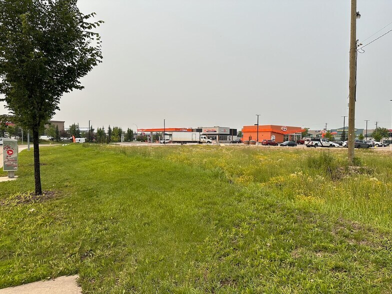 7450 68 Av NW, Edmonton, AB à vendre - Photo de l’immeuble – Image 2 sur 8