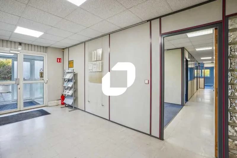 Bureau dans Nozay à louer - Hall d’entrée – Image 2 sur 14