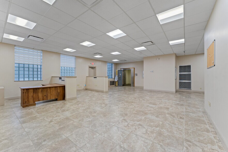 403 Tenney Ave, Campbell, OH à vendre - Photo intérieure – Image 2 sur 25