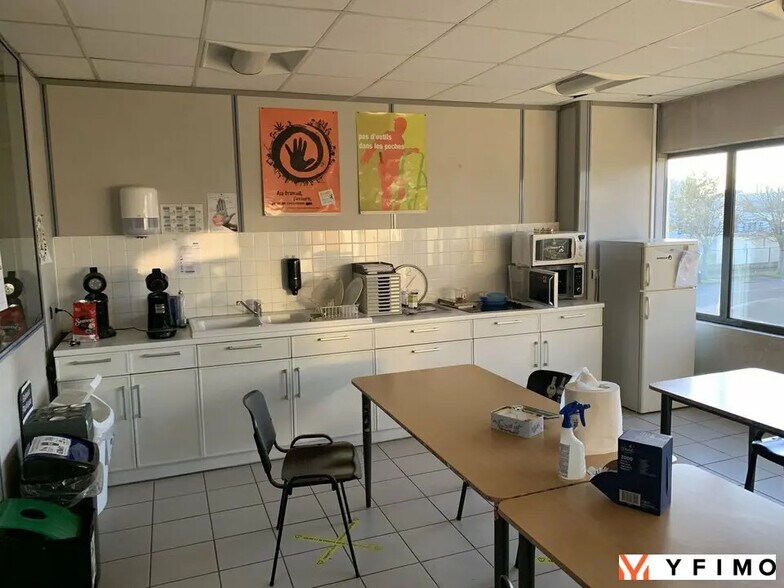 Local d’activités dans Poissy à louer - Photo de l’immeuble – Image 3 sur 9