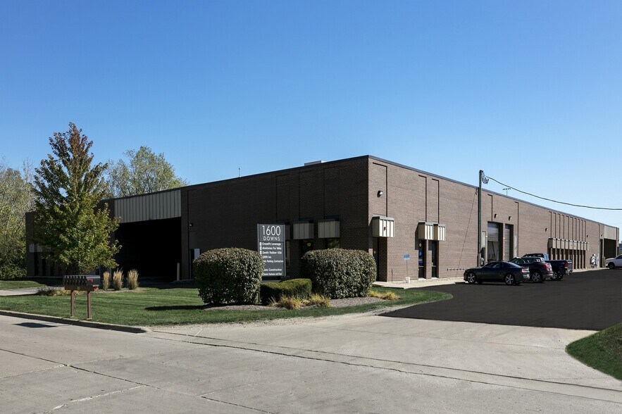 1600 Downs Dr, West Chicago, IL à louer - Photo de l’immeuble – Image 1 sur 2