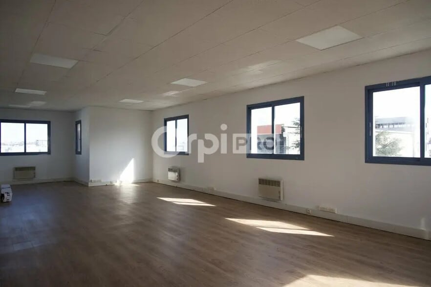 96 Avenue Du Progrès, Chassieu à louer - Photo de l’immeuble – Image 1 sur 5