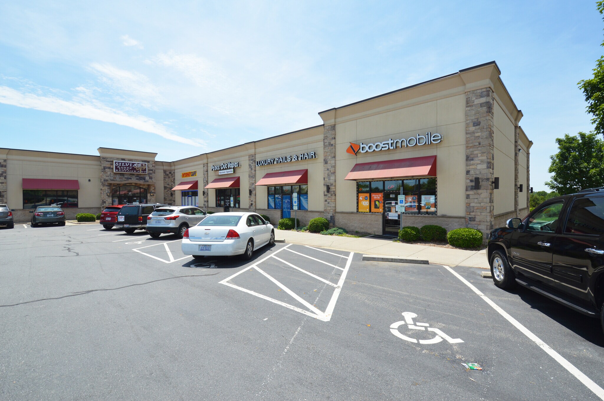 150-190 Hanes Mill Ct, Winston-Salem, NC à louer Photo principale– Image 1 sur 2