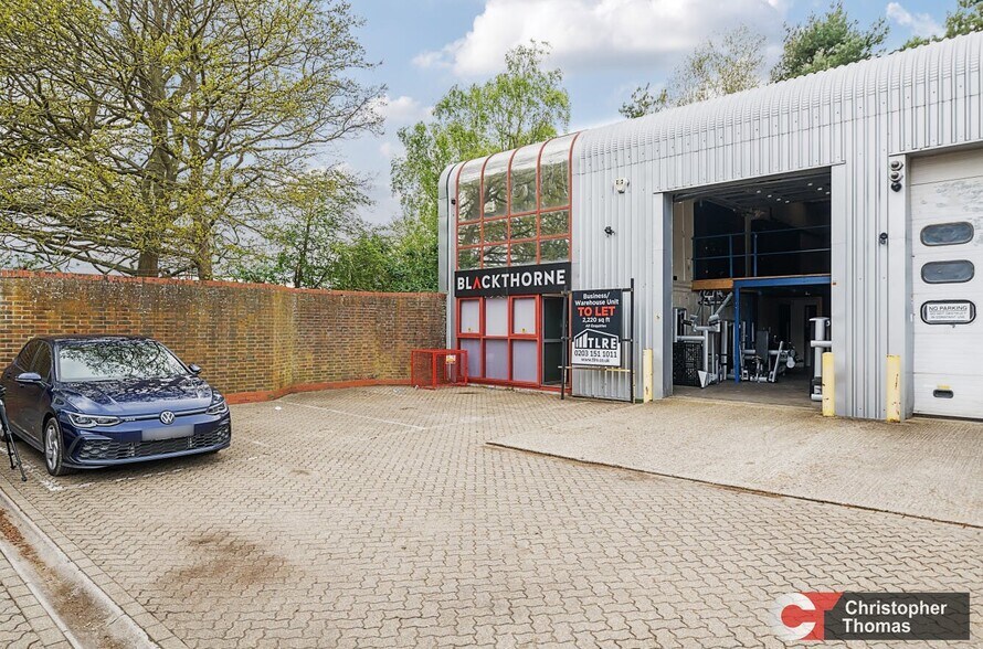 Eversley Way, Egham à vendre - Photo de l’immeuble – Image 2 sur 7