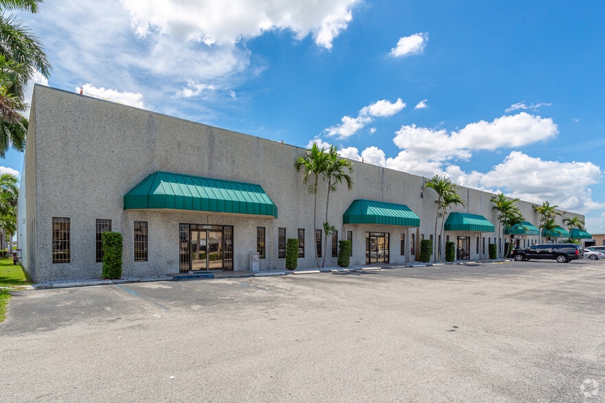 7000-7042 NW 46th St, Miami, FL à louer - Photo principale – Image 2 sur 7