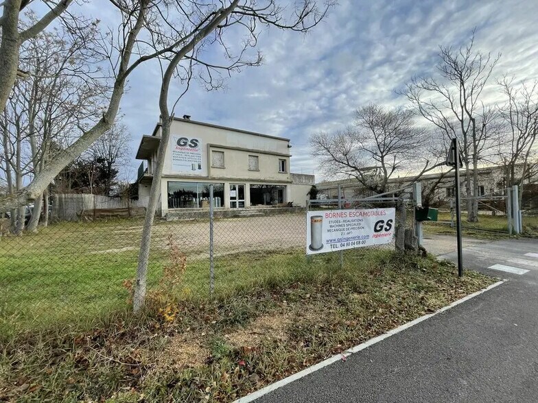 Local d'activités dans Apt à vendre - Photo de l’immeuble – Image 2 sur 5