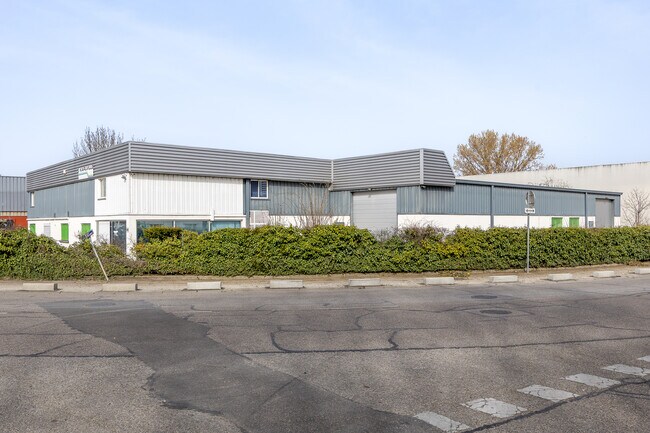 Plus de détails pour 3 Rue Louis Saillant, Vaulx-en-Velin - Bureau, Local d'activités à louer