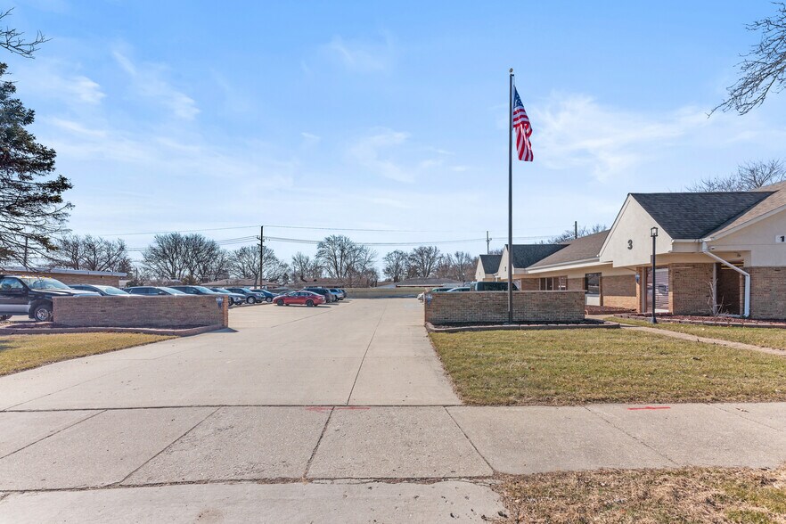 1190 E Twelve Mile Rd, Madison Heights, MI à vendre - Photo de l’immeuble – Image 3 sur 21