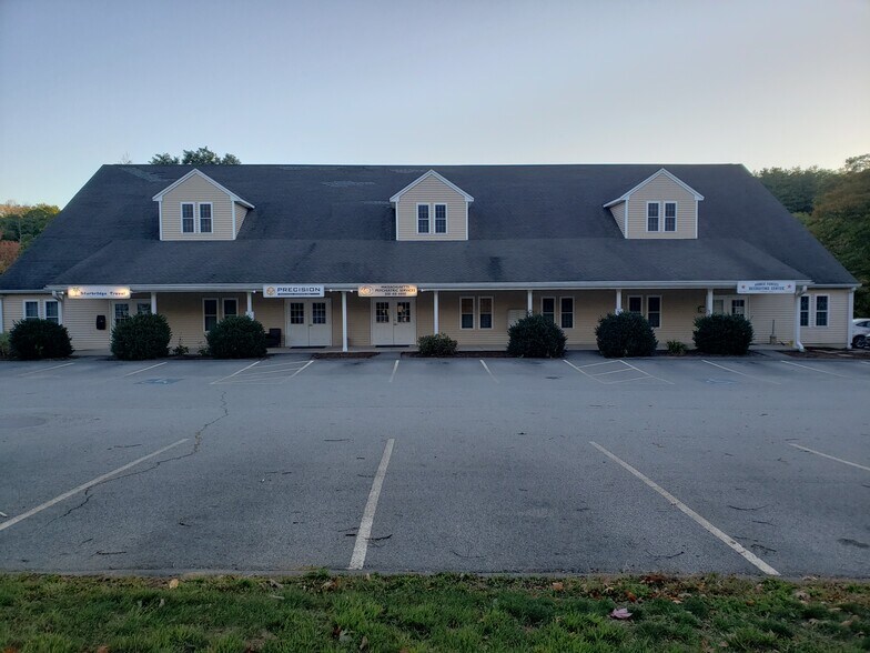 128 Main St, Sturbridge, MA à louer - Photo de l’immeuble – Image 1 sur 3