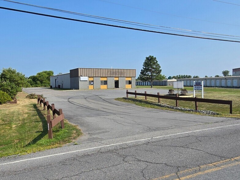 22672 Murrock Cir, Watertown, NY à vendre - Photo de l’immeuble – Image 2 sur 14