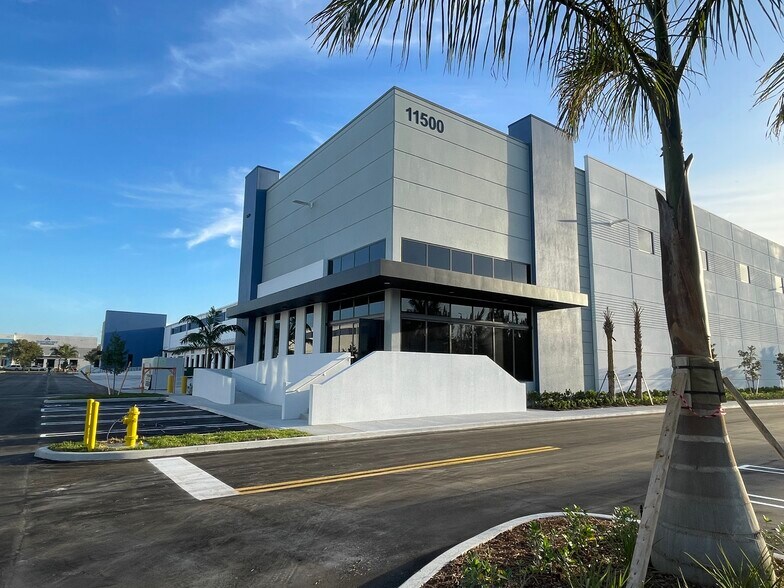 11550 NW 124th St, Medley, FL à louer - Photo de l’immeuble – Image 2 sur 15