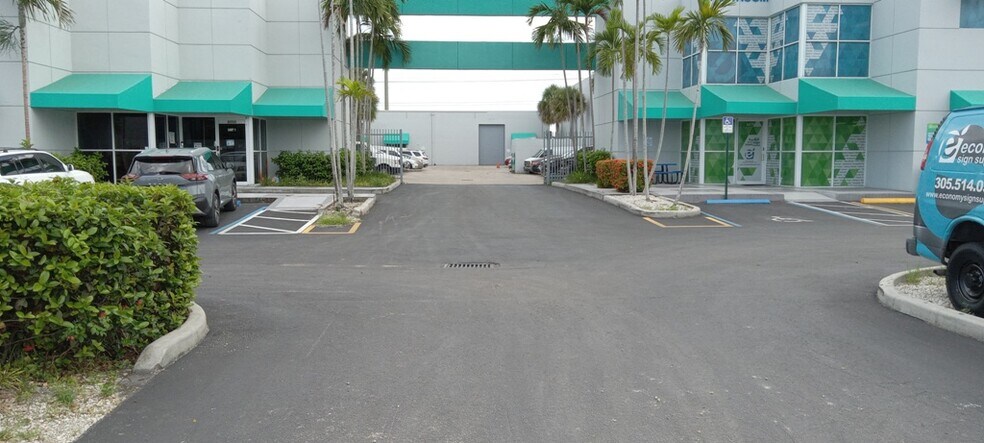 8050-8070 NW 64th St, Miami, FL à vendre - Photo de l’immeuble – Image 3 sur 36