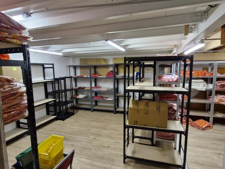 Local d’activités dans Saint-Laurent-du-Var à louer - Photo de l’immeuble – Image 3 sur 5