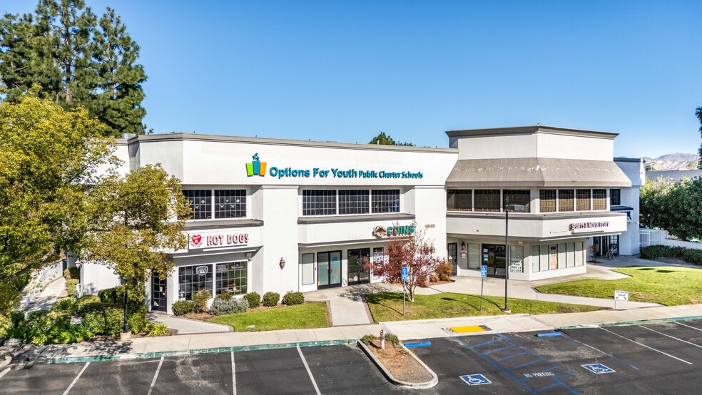 2585 Cochran St, Simi Valley, CA à louer - Photo de l’immeuble – Image 2 sur 38
