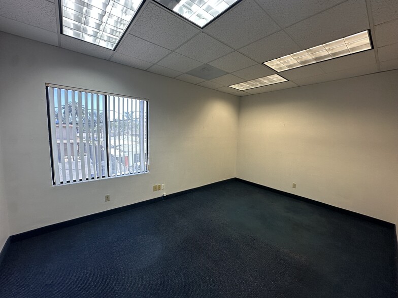 325 W 3rd Ave, Escondido, CA à louer - Photo de l’immeuble – Image 3 sur 5