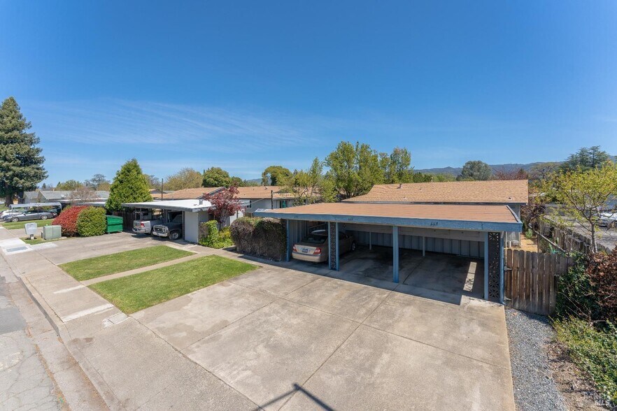 649 Leslie St, Ukiah, CA à vendre - Photo de l’immeuble – Image 2 sur 37