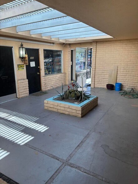 73282 Highway 111, Palm Desert, CA à vendre - Photo de l’immeuble – Image 3 sur 5