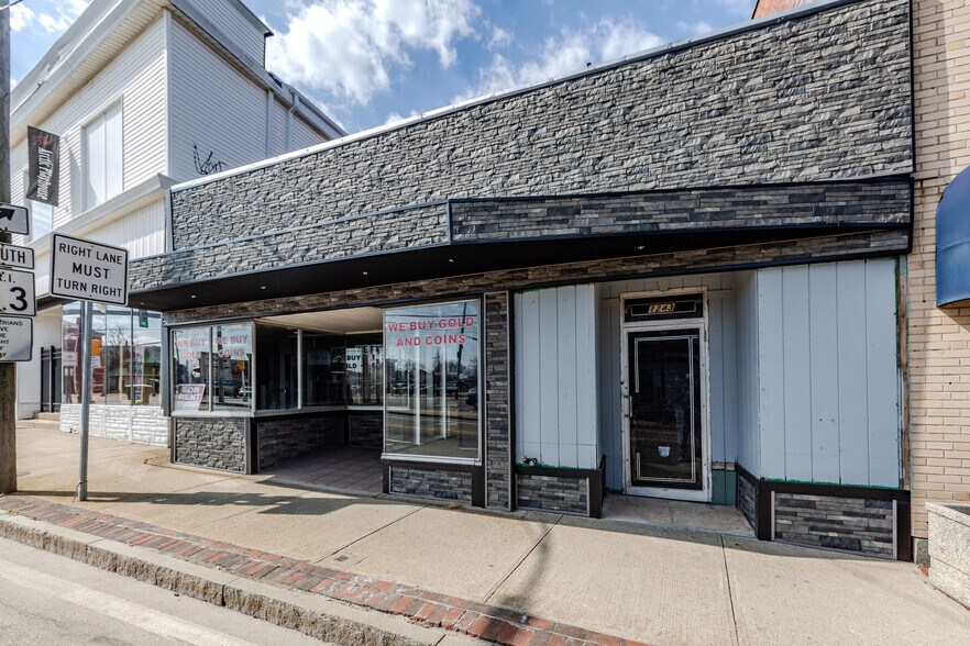 1243 Main St, West Warwick, RI à vendre - Photo de l’immeuble – Image 3 sur 30