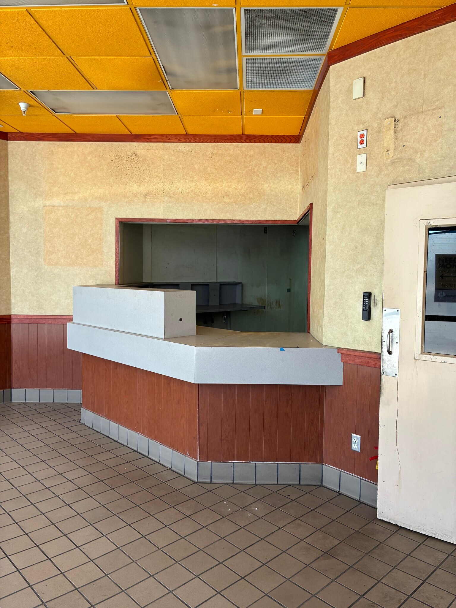 16055 Foothill Blvd, Fontana, CA à louer Photo intérieure– Image 1 sur 9