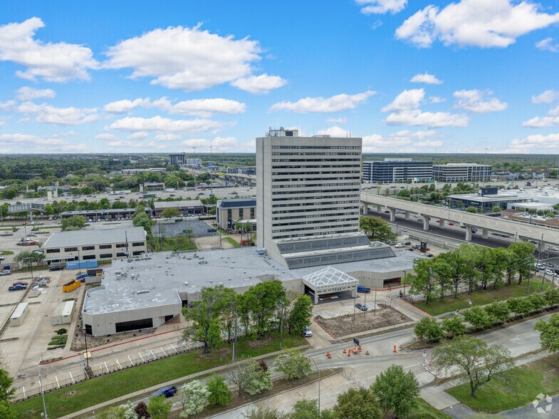 14703 Park Row, Houston, TX à louer - Photo de l’immeuble – Image 3 sur 18