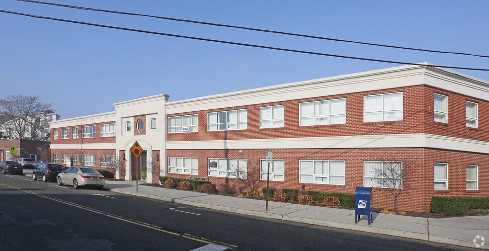 31 Oak St, Patchogue, NY à louer - Photo de l’immeuble – Image 3 sur 6