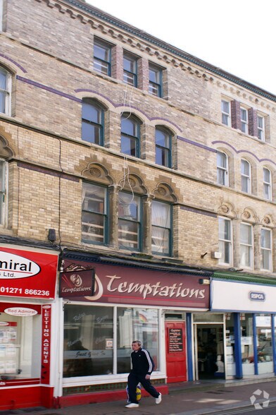 111 High St, Ilfracombe à vendre - Photo principale – Image 1 sur 24