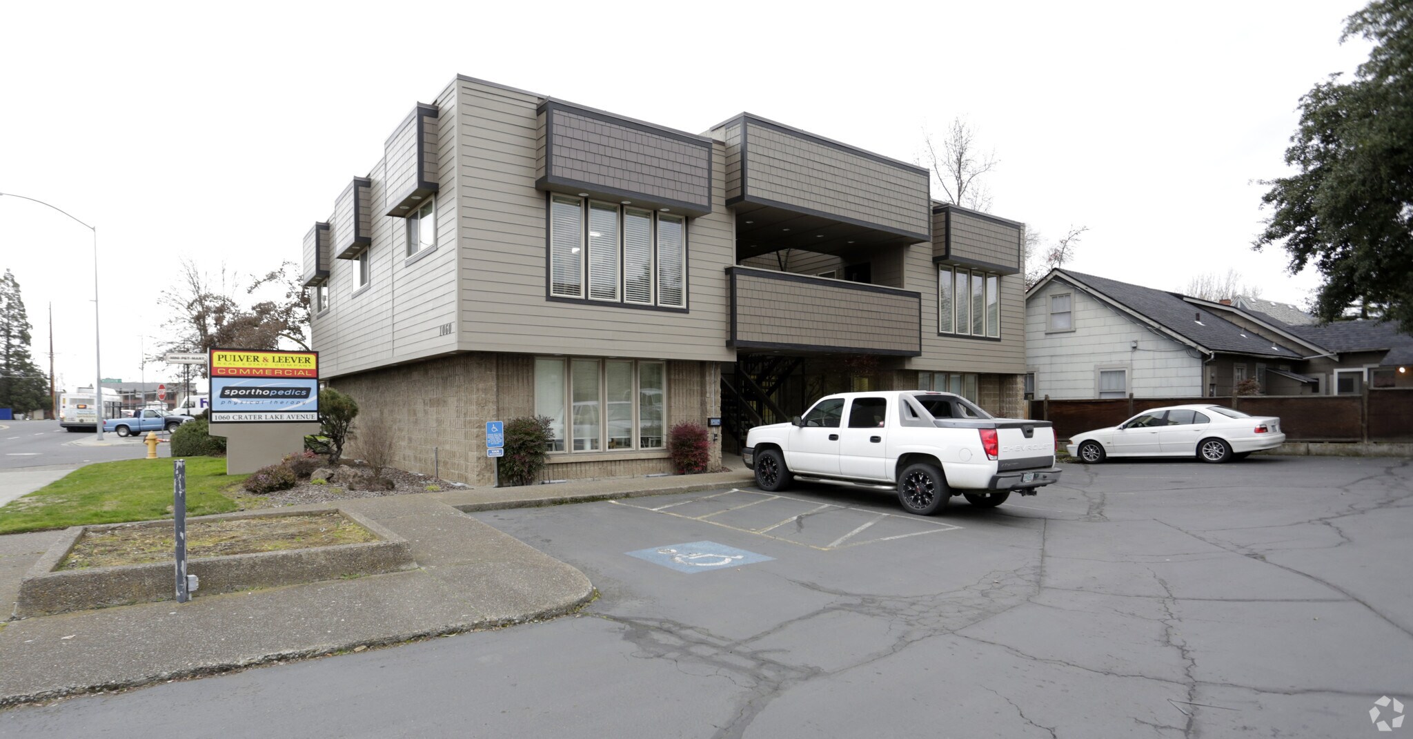 1060 Crater Lake Ave, Medford, OR à louer Photo principale– Image 1 sur 4