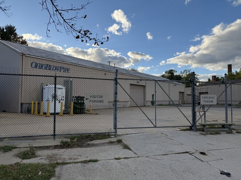Manufacturing Facility with Office portefeuille de 3 biens à vendre sur LoopNet.fr - Photo de l’immeuble – Image 3 sur 6
