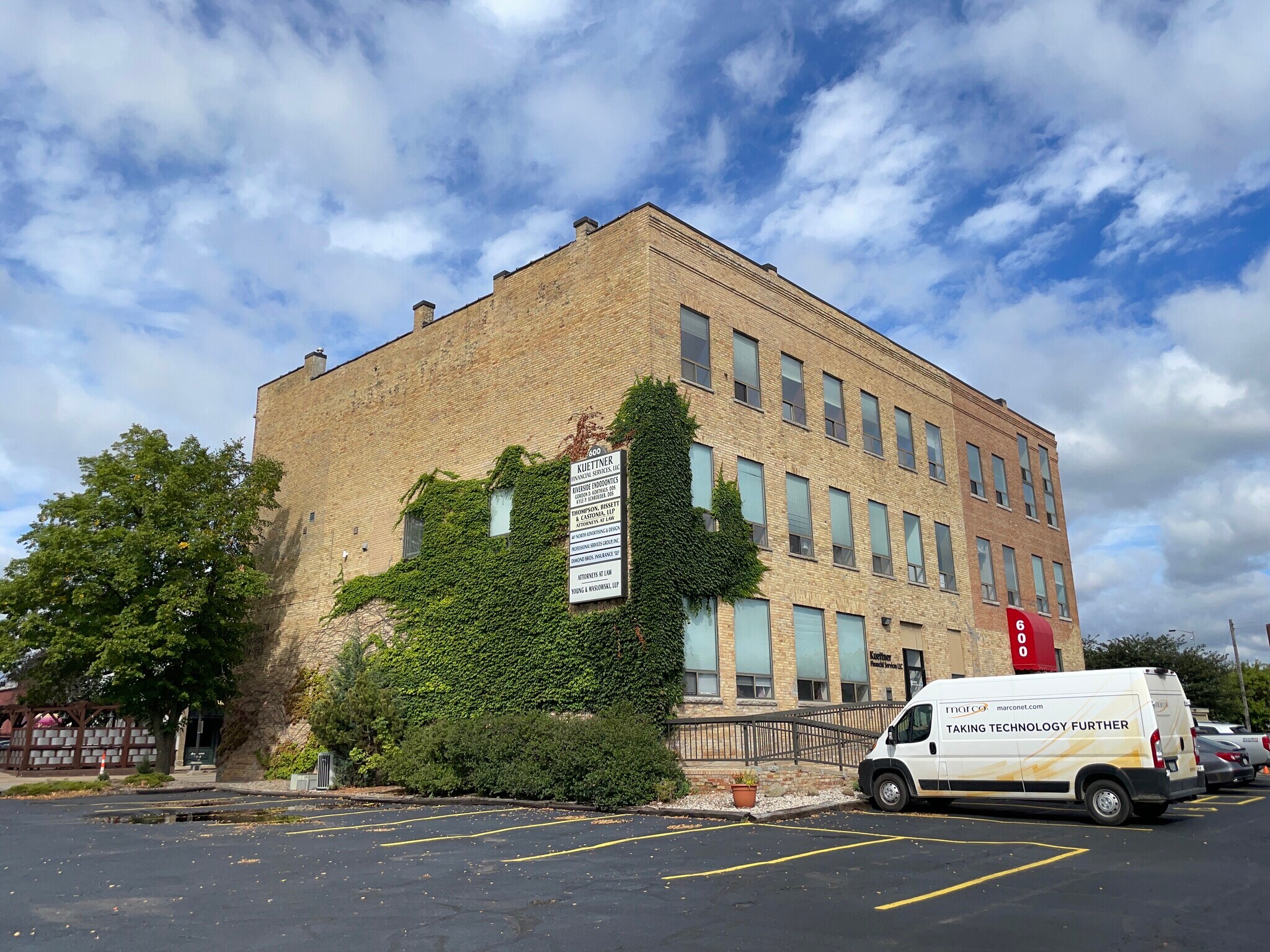 600 S Main St, Oshkosh, WI à louer Photo principale– Image 1 sur 86