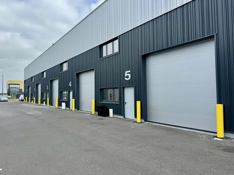 Local d'activités dans Le Mesnil-Amelot à vendre - Photo de l’immeuble – Image 2 sur 17