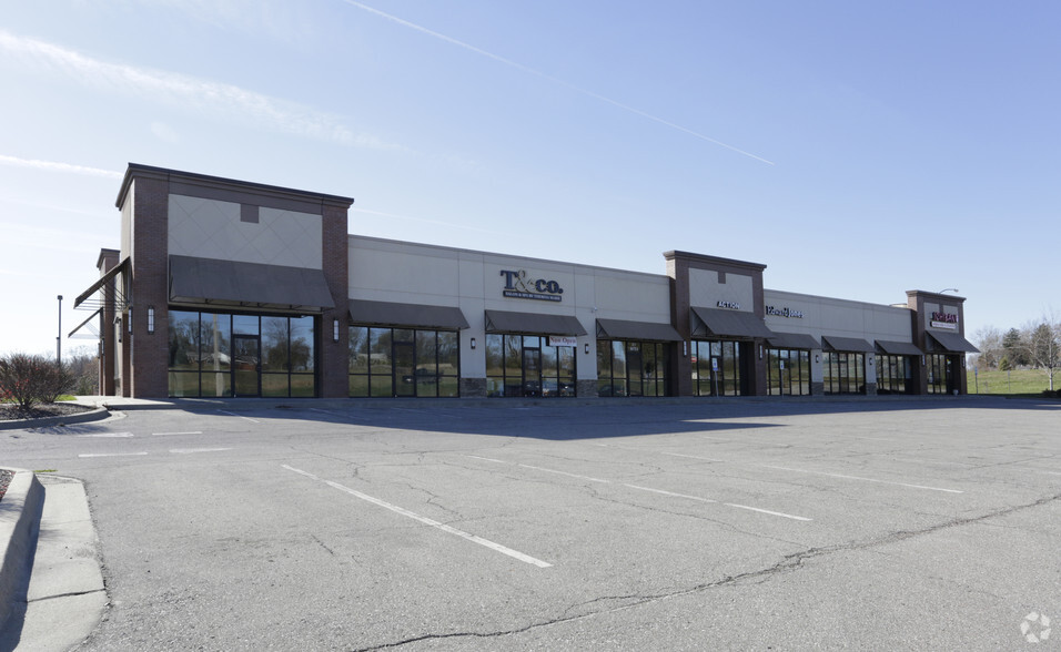 831 W Eisenhower Rd, Lansing, KS à louer - Photo de l’immeuble – Image 1 sur 4