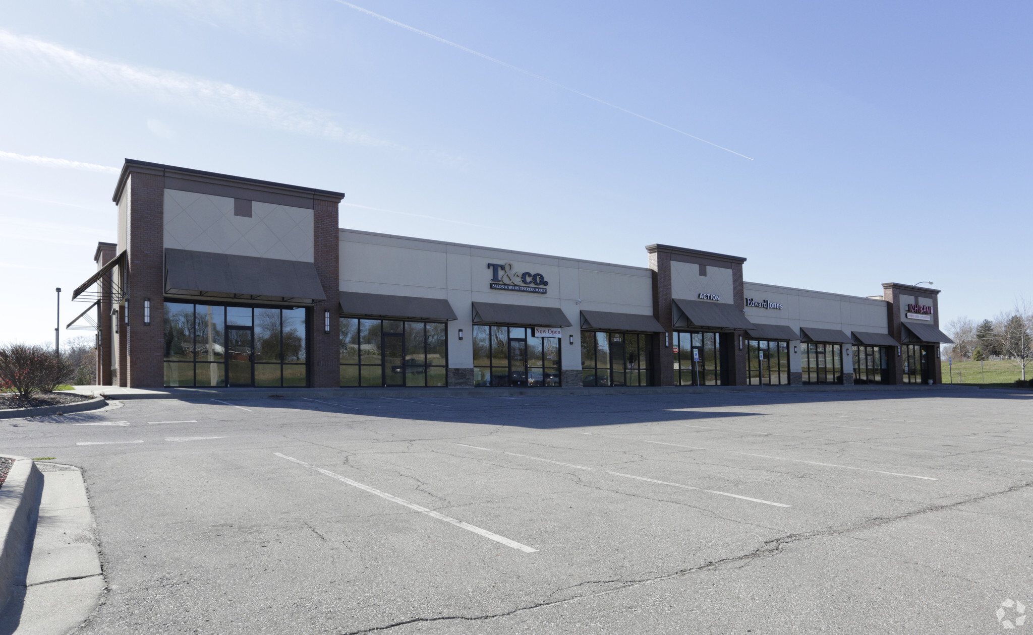 831 W Eisenhower Rd, Lansing, KS à louer Photo de l’immeuble– Image 1 sur 5
