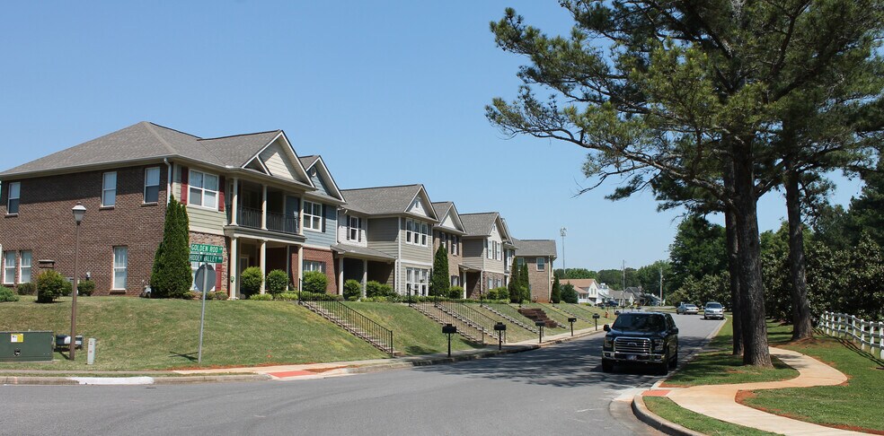 Stratford Square Townhomes portefeuille de 2 biens à vendre sur LoopNet.fr - Photo principale – Image 1 sur 36