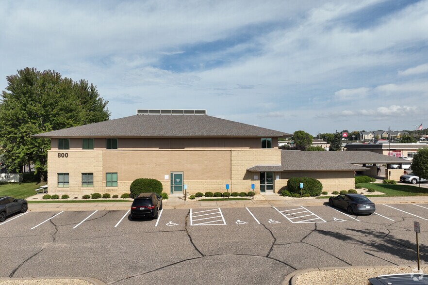 800 Freeport Ave N, Elk River, MN à louer - Photo de l’immeuble – Image 2 sur 3
