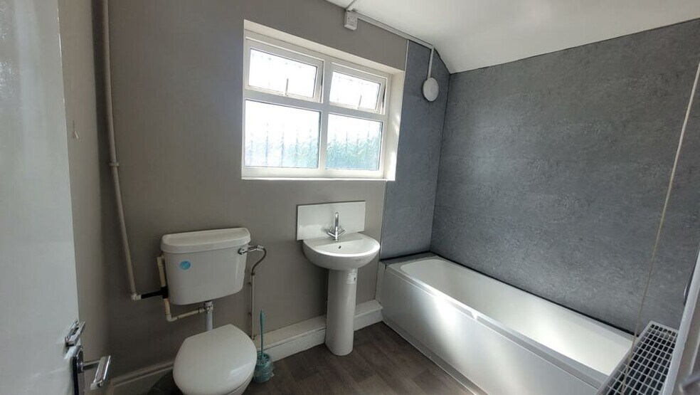 324 Southcoates Ln, Hull à vendre - Photo de l’immeuble – Image 2 sur 7