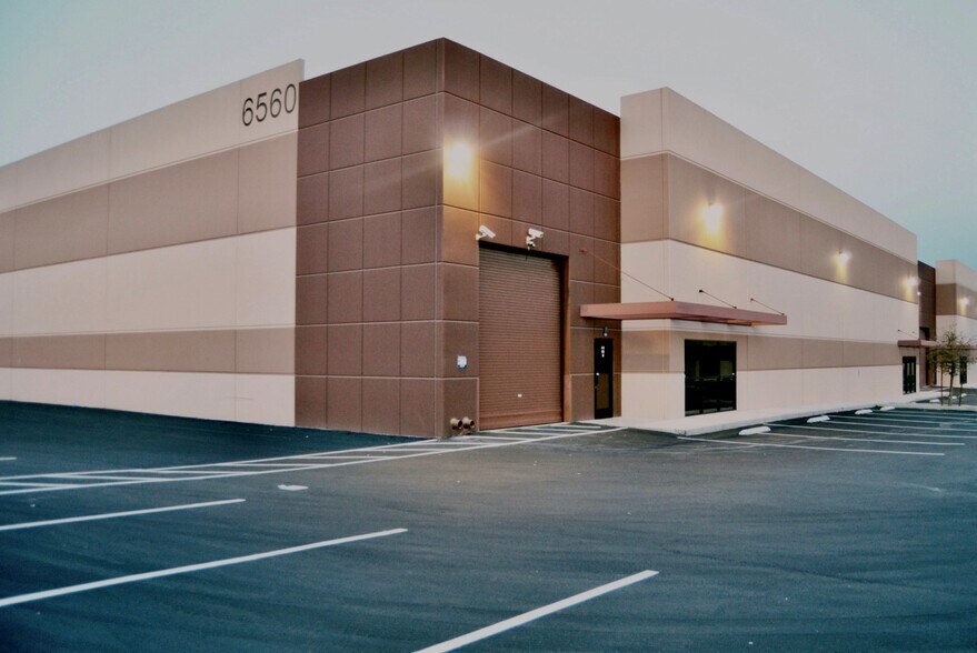 6560 Spencer St, Las Vegas, NV à louer - Photo de l’immeuble – Image 2 sur 10