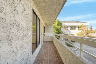 28215 Agoura Rd, Agoura Hills, CA à louer Photo de l’immeuble– Image 1 sur 15