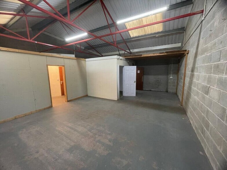 Units 17-21, Station St, Leek à louer - Photo de l’immeuble – Image 2 sur 19