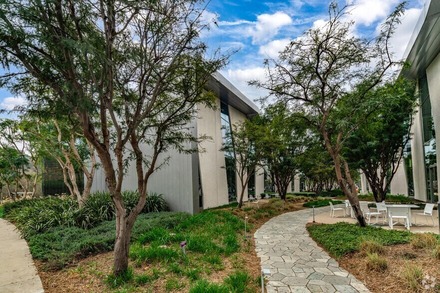 12015 W Bluff Creek Dr, Playa Vista, CA à louer - Photo de l’immeuble – Image 1 sur 5